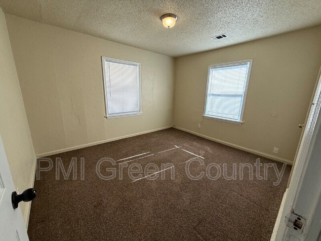 Building Photo - 2432 N Quincy Ave