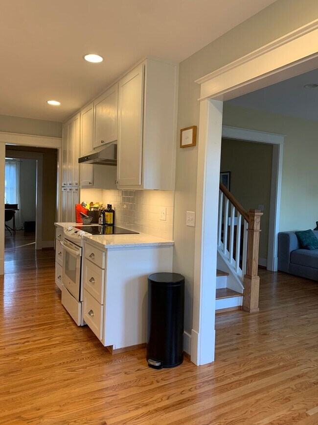 Building Photo - Charming Home in Belmont-Hillsboro Neighborhood, minutes to Vandy and Belmont, Fenced Yard