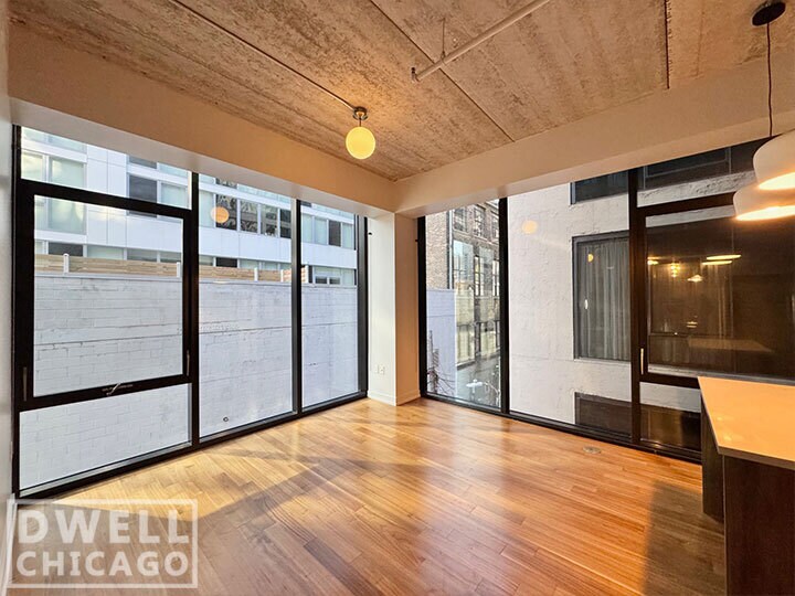 Building Photo - 640 N La Salle Dr