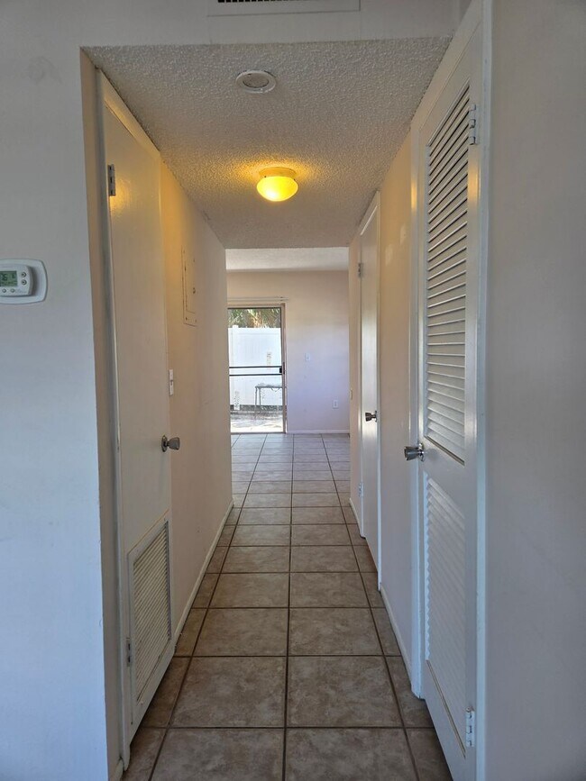 Building Photo - NEW PRICE / Summer Lakes-N Tamiami Trail