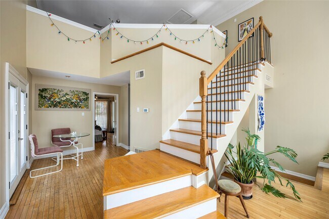 Building Photo - 2415 Dunlavy St