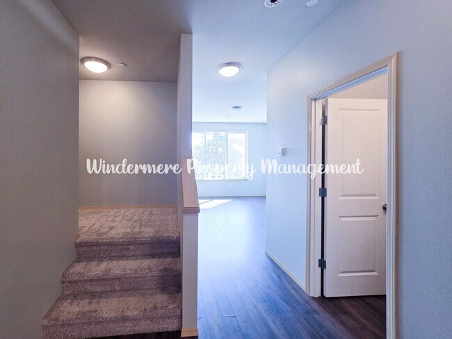 Building Photo - Bright and charming 3 bed townhome in Pinn...