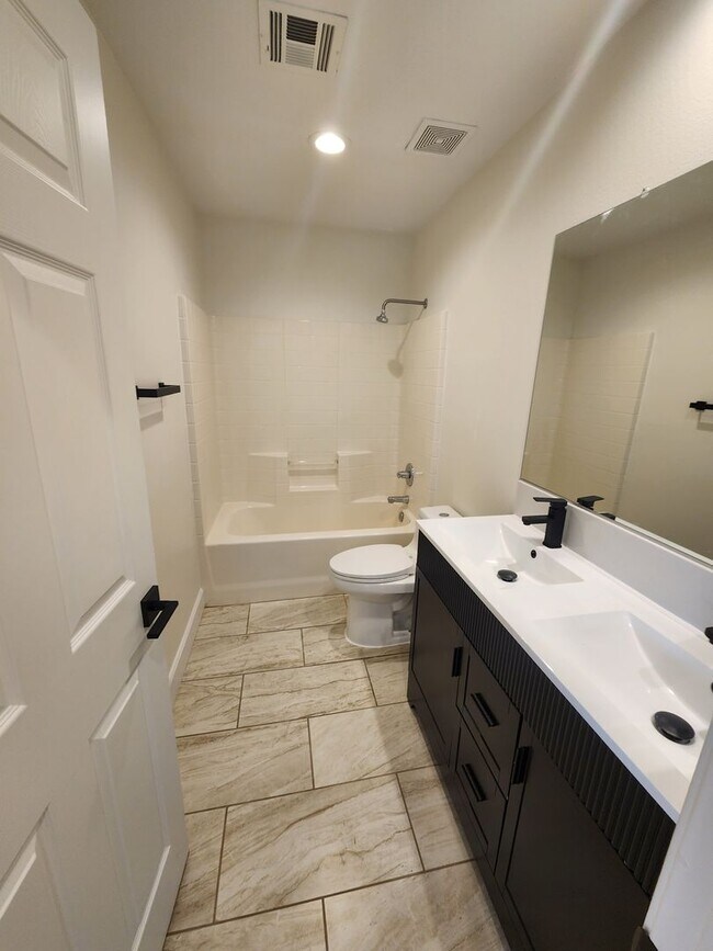 Building Photo - 3 bedroom 2 bathroom close to shops and public transportation