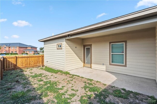 Building Photo - 14 Lancelot