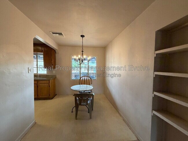 Building Photo - 2320 W Rose Ln