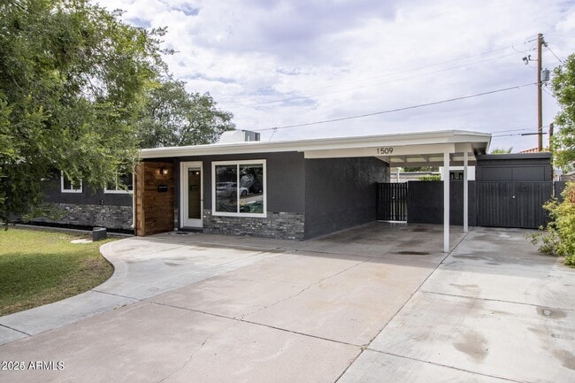 Building Photo - 1509 E Rancho Dr