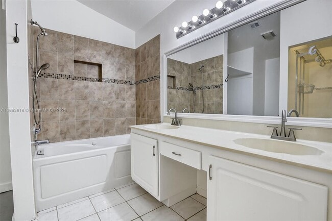 Building Photo - 581 Lakeside Cir