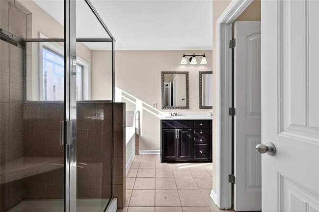 Building Photo - 2430 Fair Oaks Way