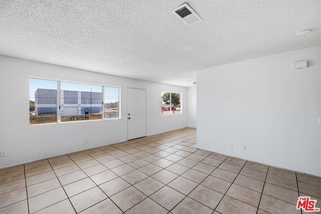 Building Photo - 518 E Ave Q4