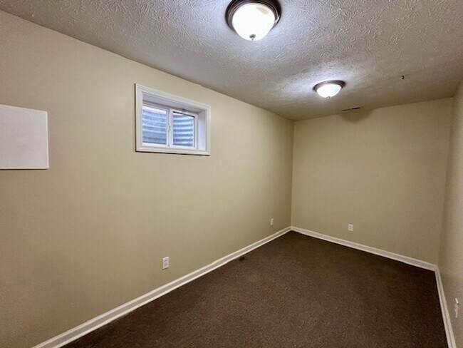 Building Photo - Beautiful 2 Story, 4 Bedroom, with a Full ...