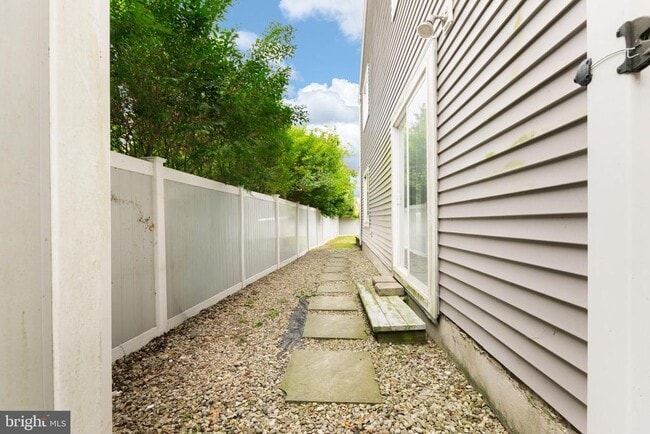 Building Photo - 593 Patten Ave