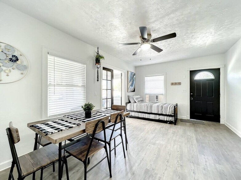 Building Photo - 1824 Hollenbeck Dr