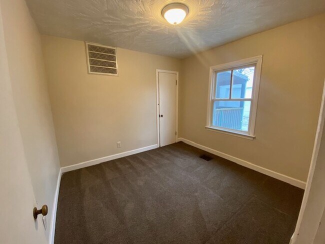 Building Photo - One-Floor 3BR Ranch + Screened Porch + Oversized Garage Space!