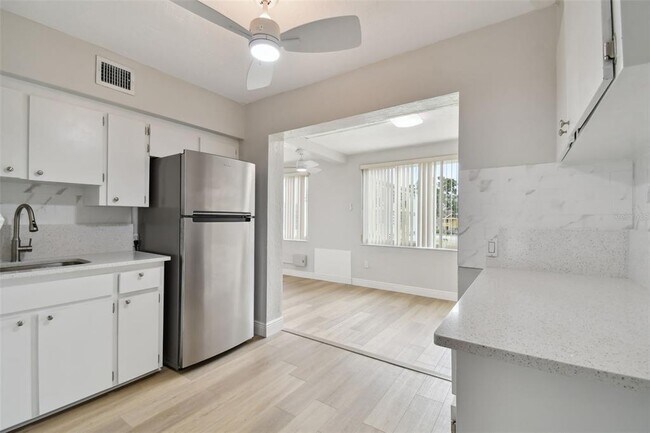 Building Photo - 2433 Brazilia Dr