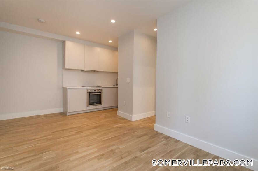 Building Photo - 136 Highland Ave