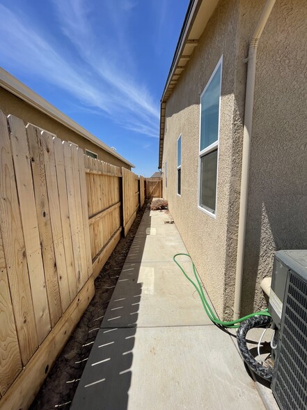 sideyard1 - 710 Marybelle Dr