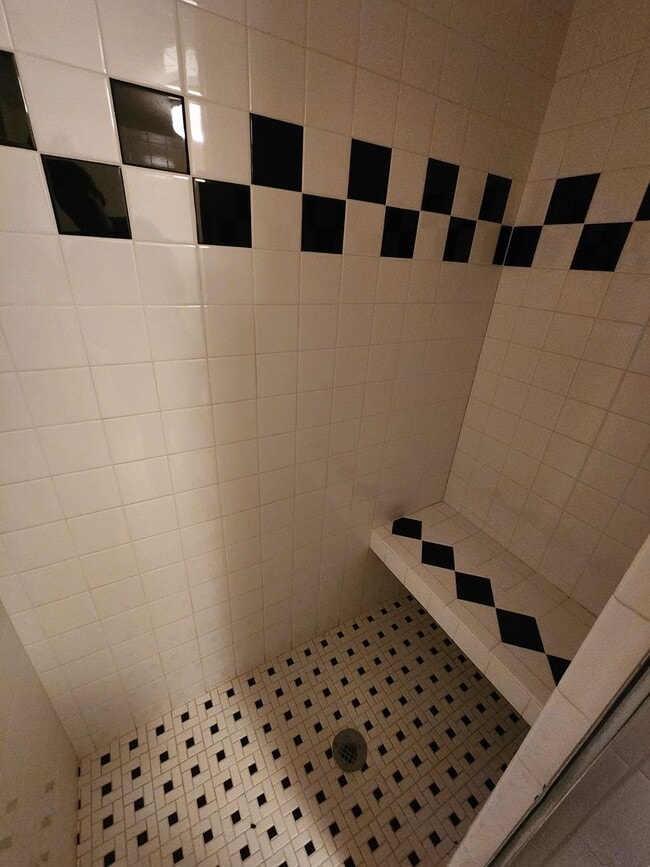 Building Photo - ALL PROSPECTIVE TENANTS MUST SUBMIT A $58 NON-REFUNDABLE APPLICATION FEE PER APPLICANT ONLINE AND...