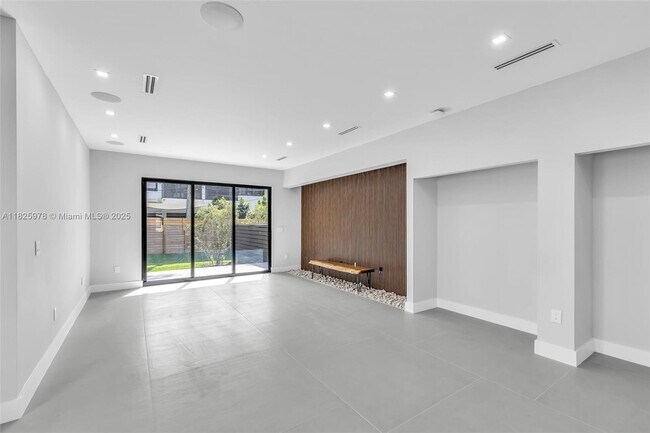 Building Photo - 808-810 SW 9th St