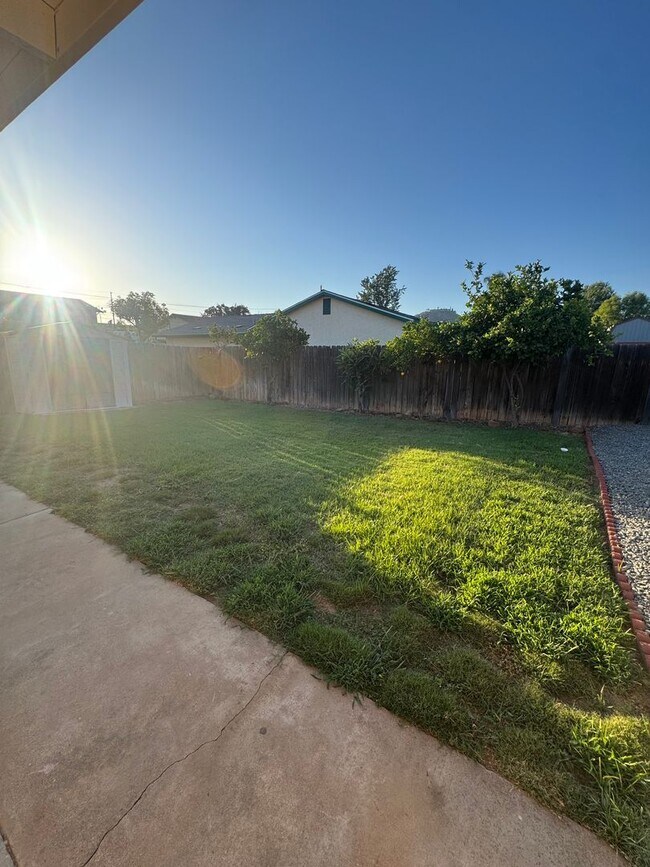 Building Photo - 5 Bedroom, 3.5 Bath, Beautiful 1,856 SQ FT...