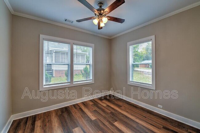 Building Photo - 206 N Hankinson St
