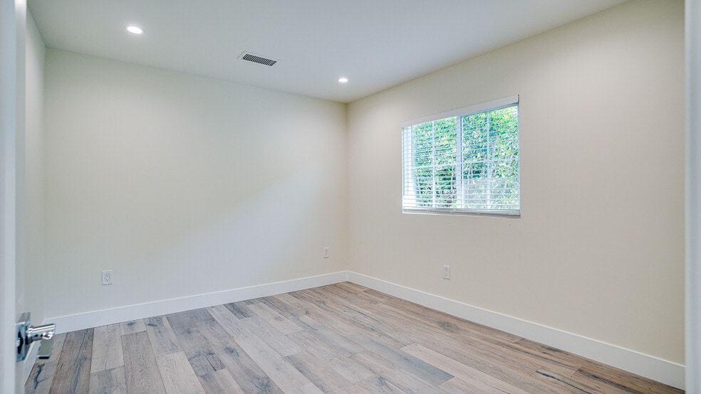 Building Photo - 3938 S Victoria Ave