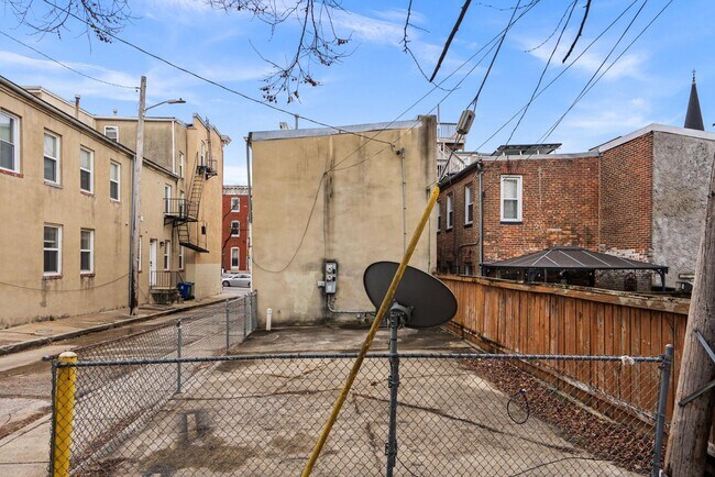 Building Photo - 2022 E Baltimore St