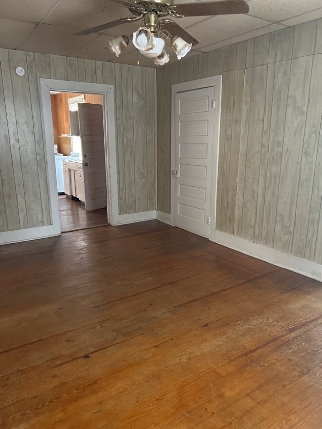 Building Photo - 2 Bedroom 1 Bathroom House