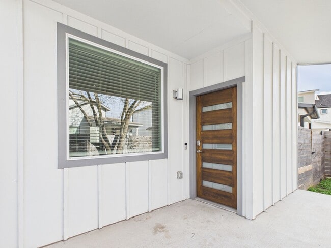 Building Photo - Modern Freestanding Condo with Private Yard Near Downtown Austin