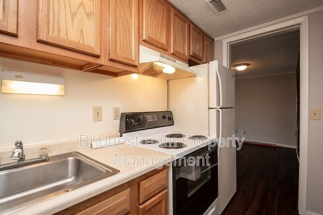 Building Photo - 834 Randler Ave