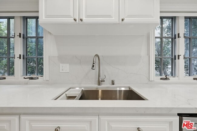 Building Photo - 412 N Maple Dr
