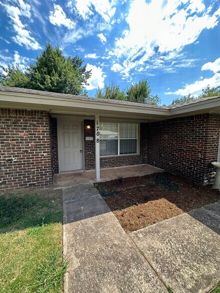 Building Photo - 1708 Westchester Dr