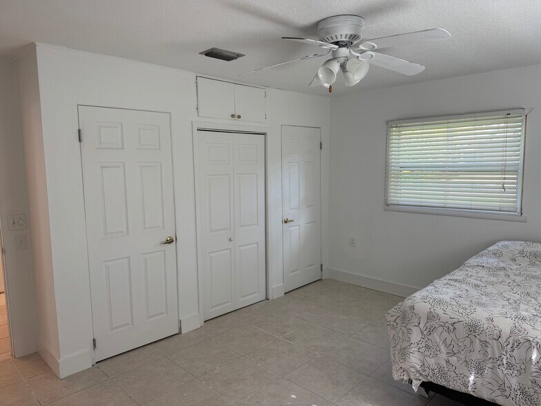 Building Photo - 215 Pelican Dr