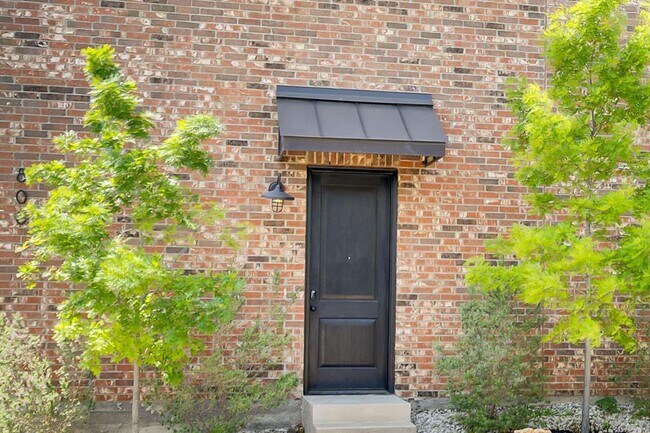 Building Photo - 808 Lydia St