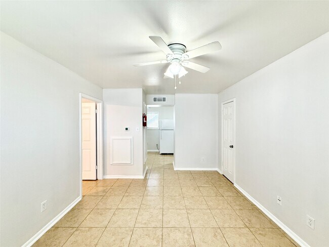 Building Photo - 1141 N Durham Dr