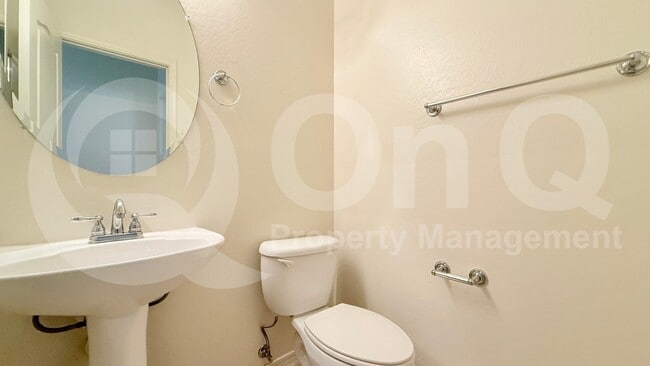 Building Photo - 2222 E Huntington Dr