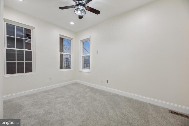 Building Photo - 3041 Belmont Ave