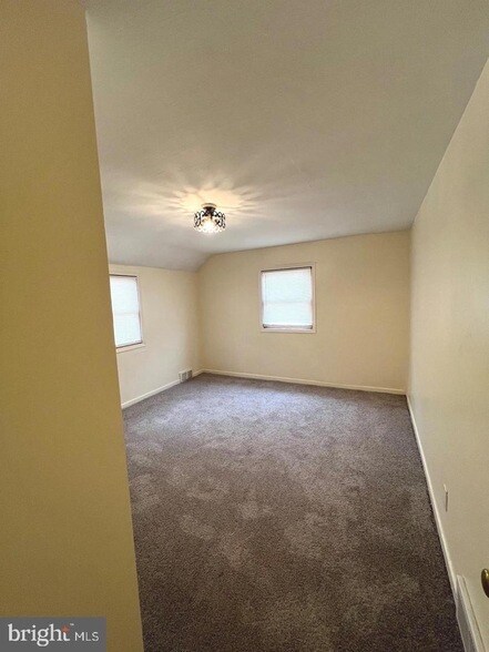 Building Photo - 1226 E Newport Pike