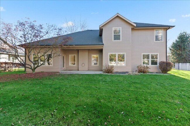 Building Photo - Quiet, Convenient, and Spacious 5 Bedroom 4 Bathroom Home