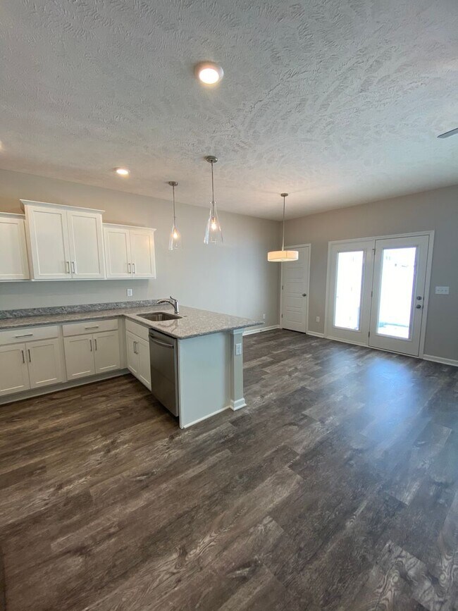 Building Photo - Like New Luxury Townhome! 3 BR, 2.5 BA, 1 Car Garage, Pool, Dog Park, and More!