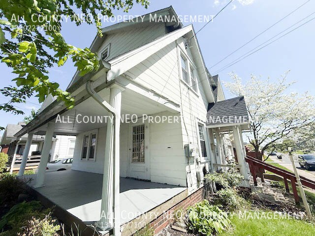 Building Photo - 900 Roslyn Ave SW