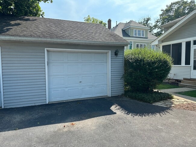 Building Photo - 444 S Batavia Ave