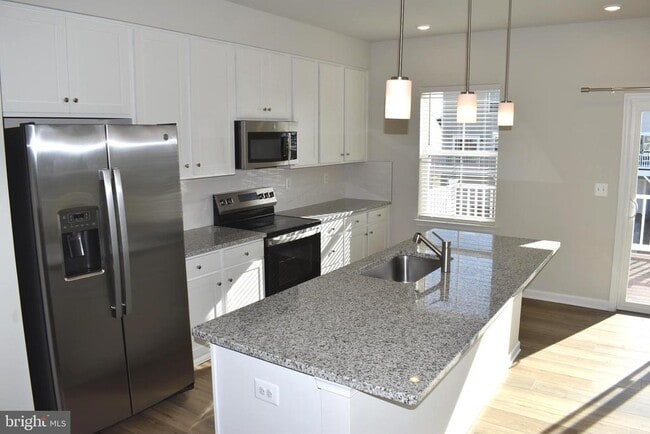 Building Photo - 216 Swan Fld Ave