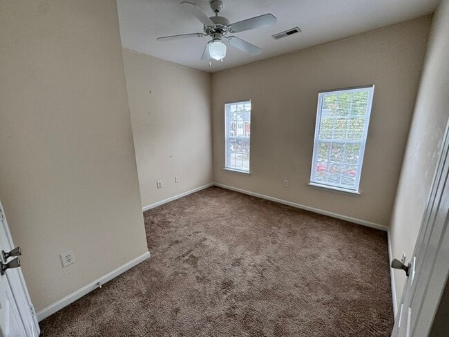 Building Photo - 3 Bed End Unit Town Home- AVAILABLE FOR FALL MOVE IN!