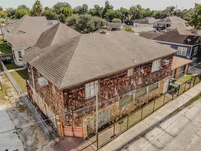 Building Photo - 2218 1/2 Chapman St