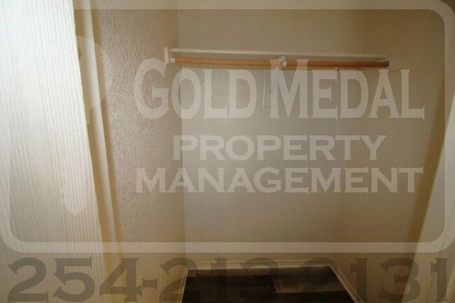 Building Photo - 2802 Alma Dr