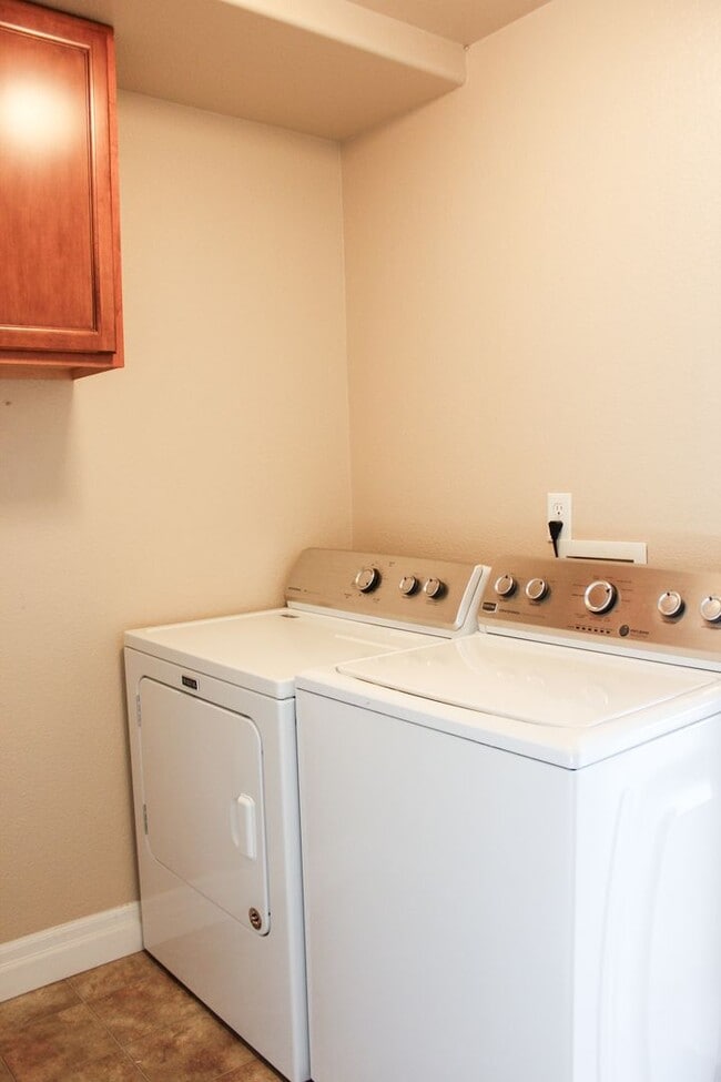 Building Photo - Meticulously maintained townhome on August...
