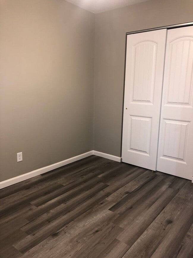 Building Photo - Beautifully Renovated Two Bedroom Apartmen...