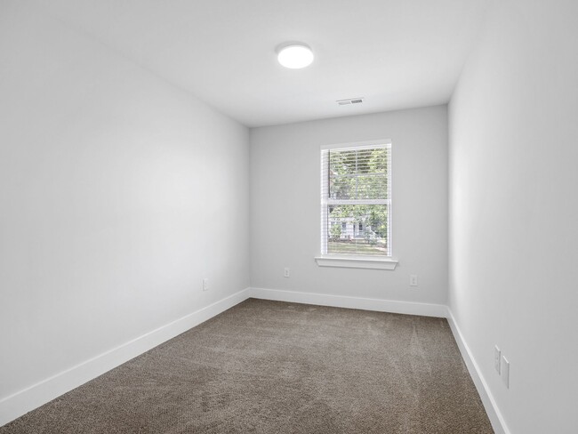 Building Photo - 3 Bed, 2.5 Bath - Lucky Penny End Unit