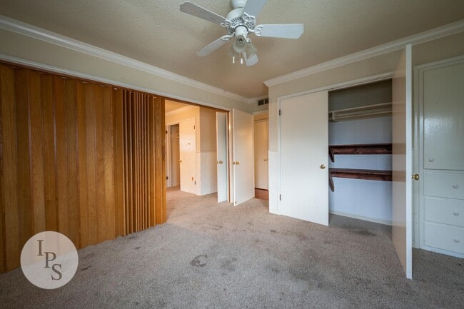 Building Photo - Fig Garden area Large Home, 4BR/3BA, Pool - Lots of Amenities!