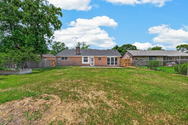 Building Photo - 313 Stratmore Dr